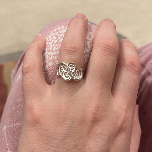 I’m selling a beautiful, dainty sterling silver ring in a size 6.5 us - Picture 3 of 9